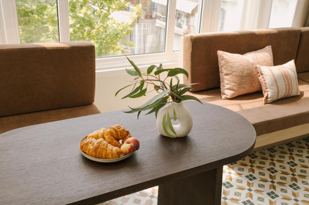 فندق Sonder Paseo De Gracia برشلونة المظهر الخارجي الصورة A table with a tabletop made of melamine
