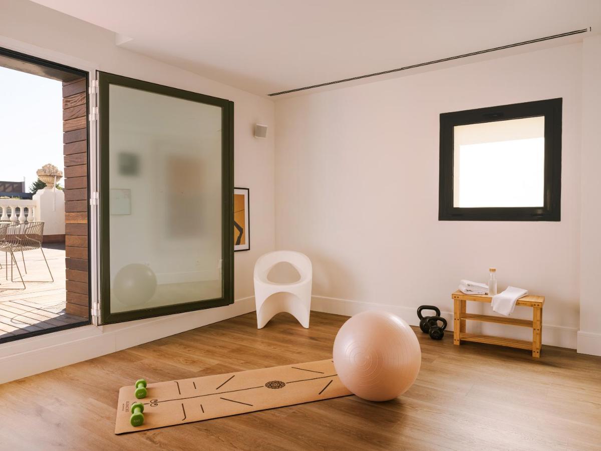 فندق Sonder Paseo De Gracia برشلونة المظهر الخارجي الصورة A room with a yoga mat and a Swiss ball