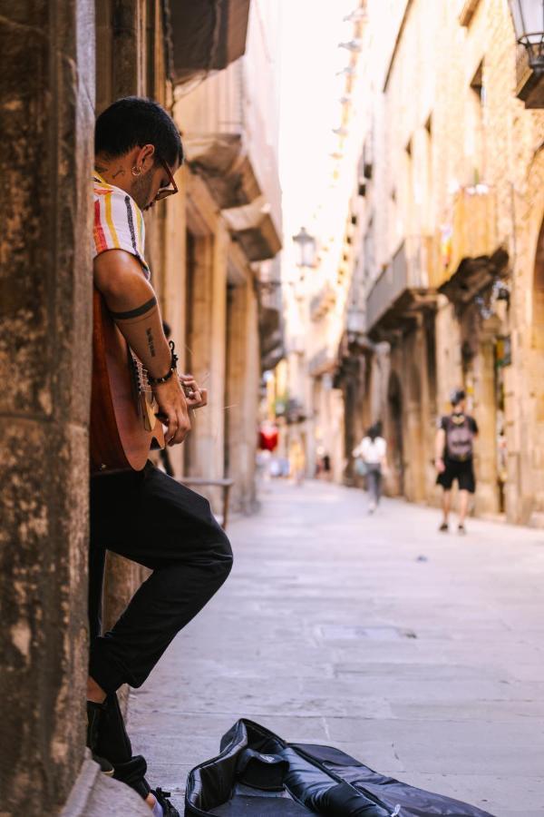 فندق Sonder Paseo De Gracia برشلونة المظهر الخارجي الصورة Street performer in Barcelona
