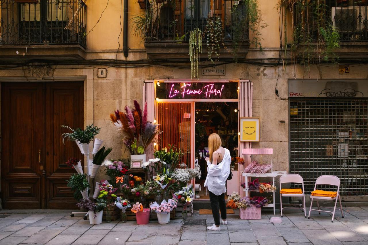 فندق Sonder Paseo De Gracia برشلونة المظهر الخارجي الصورة A flower shop in Madrid, Spain