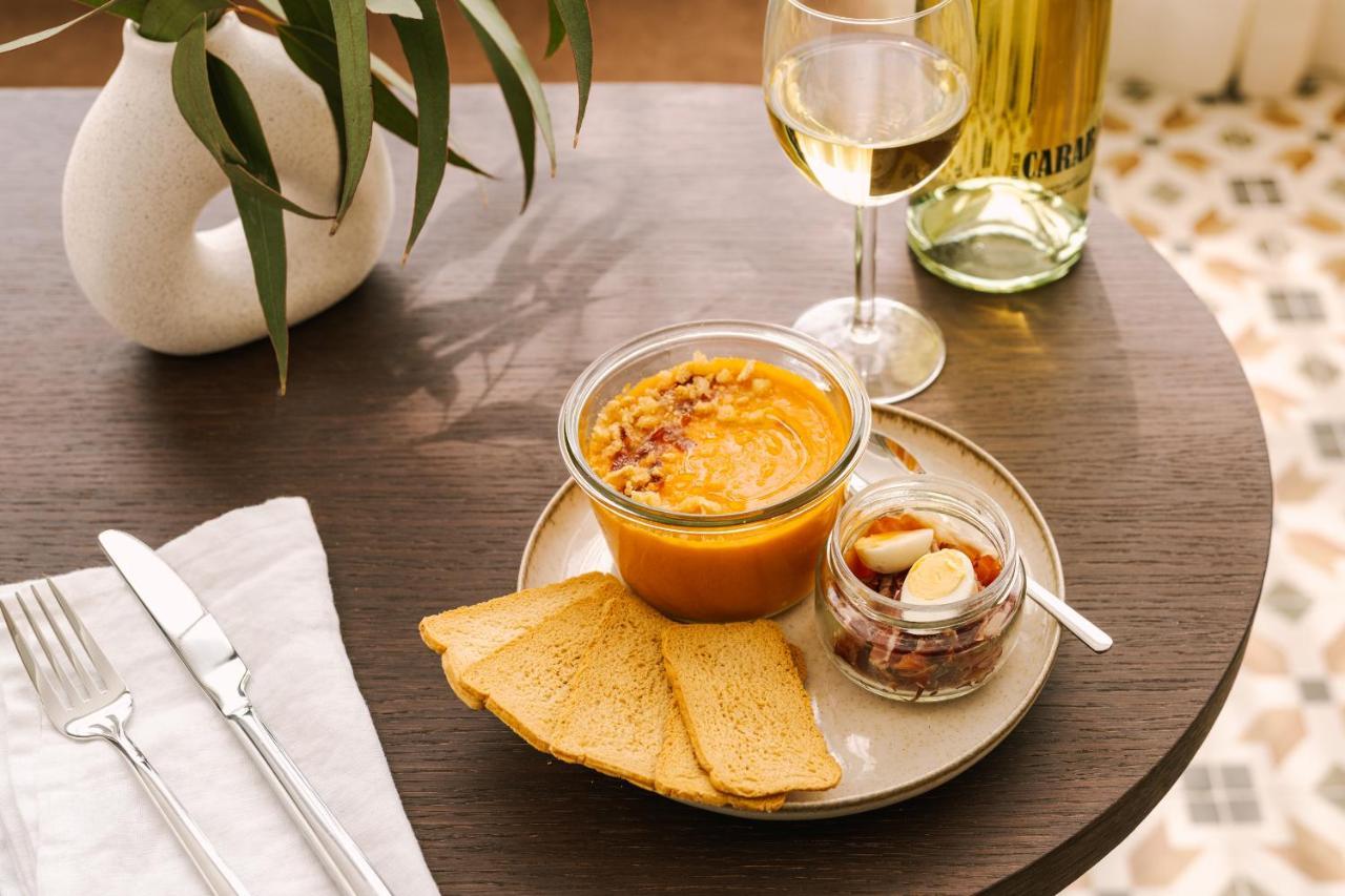 فندق Sonder Paseo De Gracia برشلونة المظهر الخارجي الصورة A typical meal at the airport